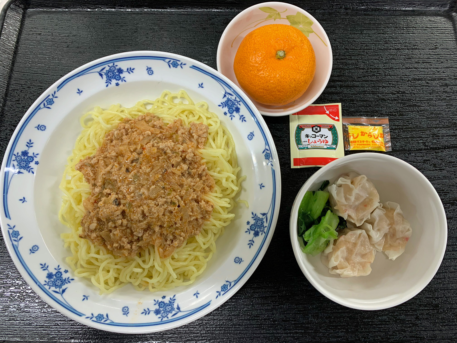 昼_ジャージャー麺・カニ焼売・果物