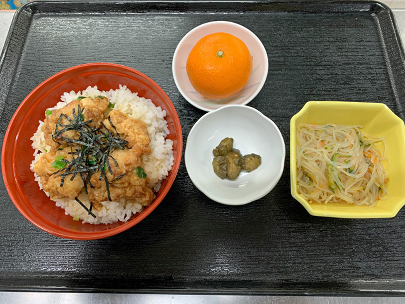 昼_唐揚げ丼・和え物・漬物