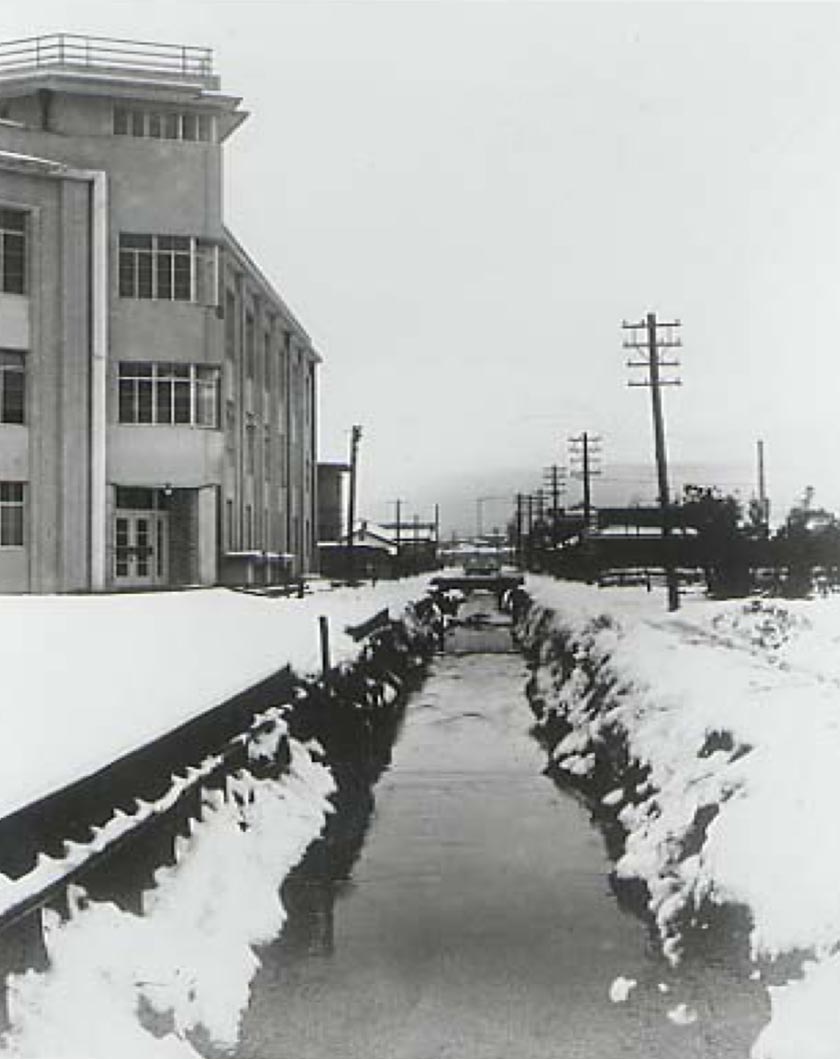 昭和医専本校舎と立会川の雪景色