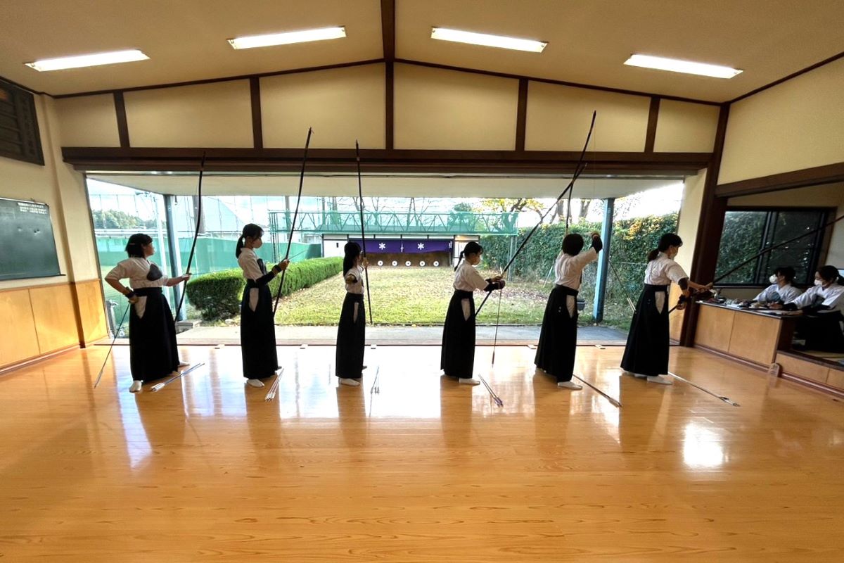 18-02 薬学部弓道部 image1