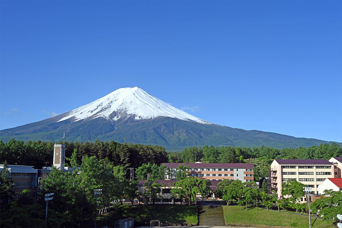 7月 富士吉田キャンパス初夏の銀嶺