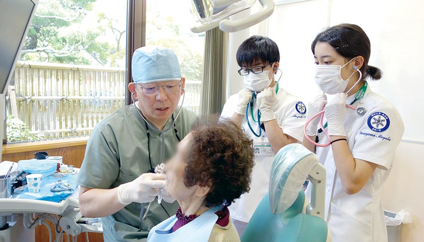 歯学部歯科クリニックでの初年次体験実習