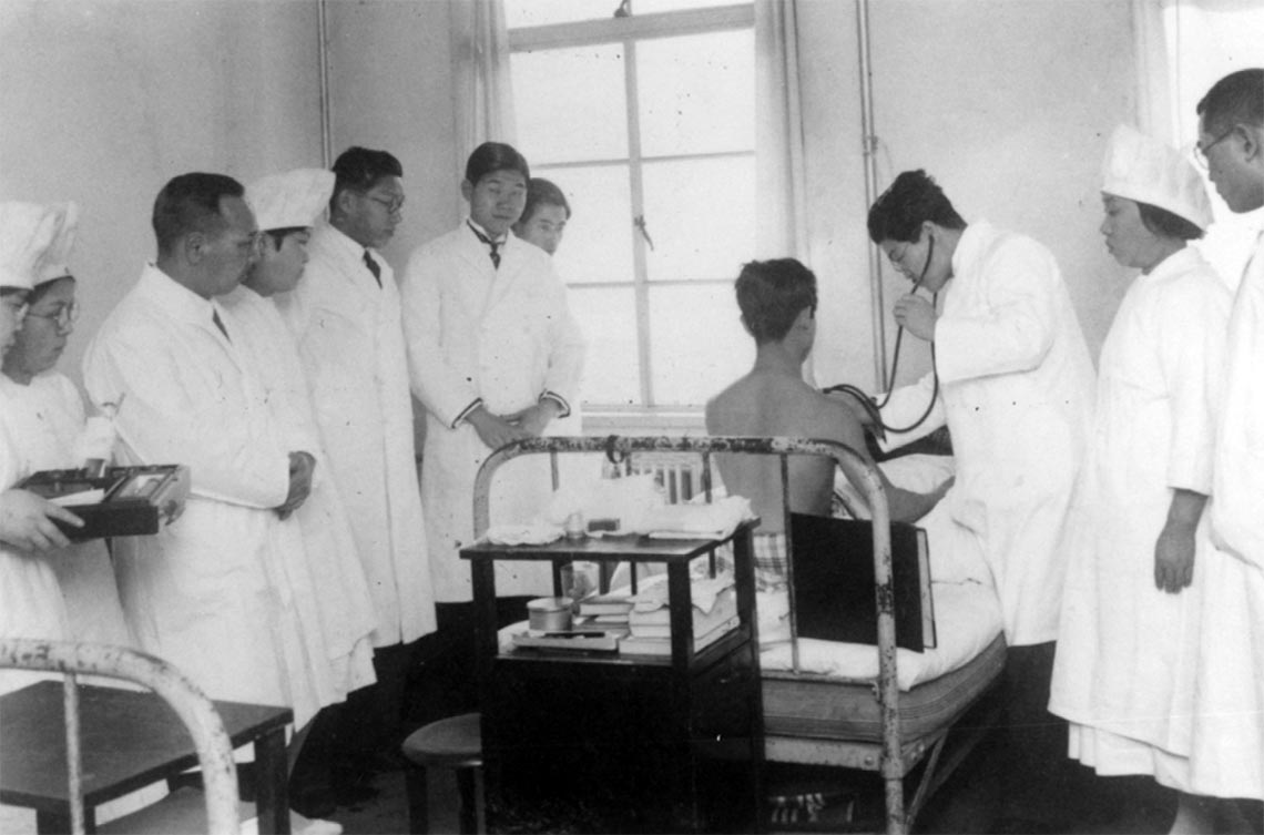1933年（昭和８年） 附属医院での診察風景