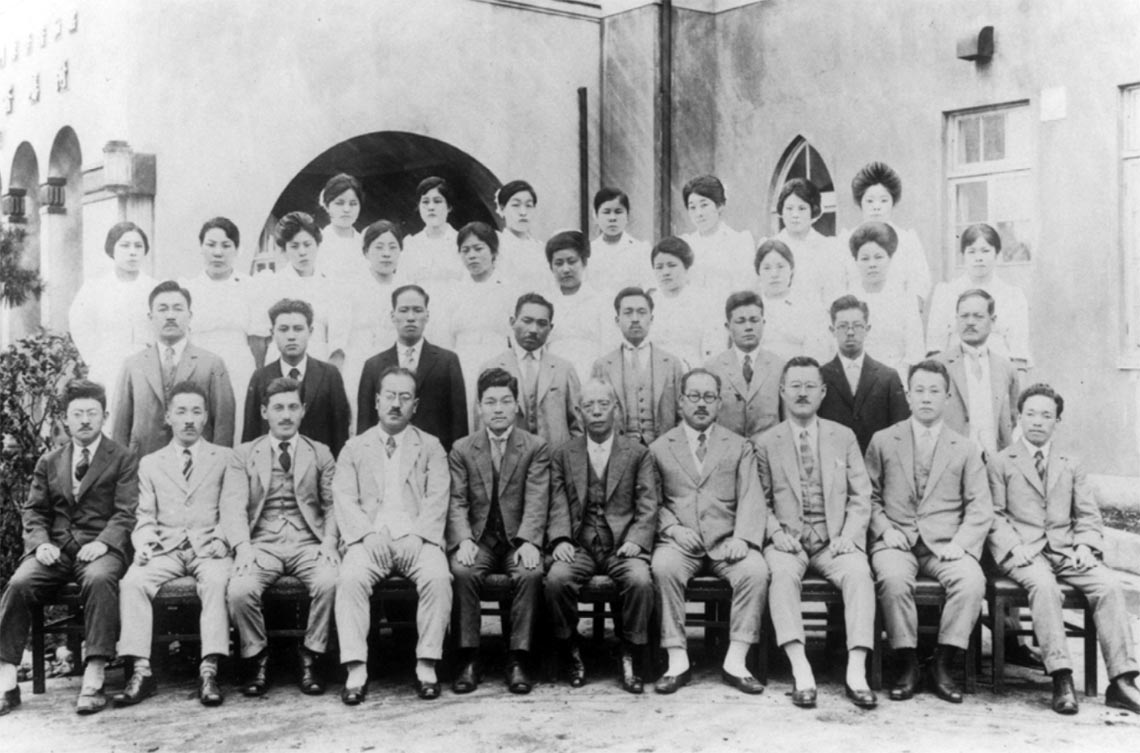 1928年（昭和３年）附属医院前の創立時スタッフ