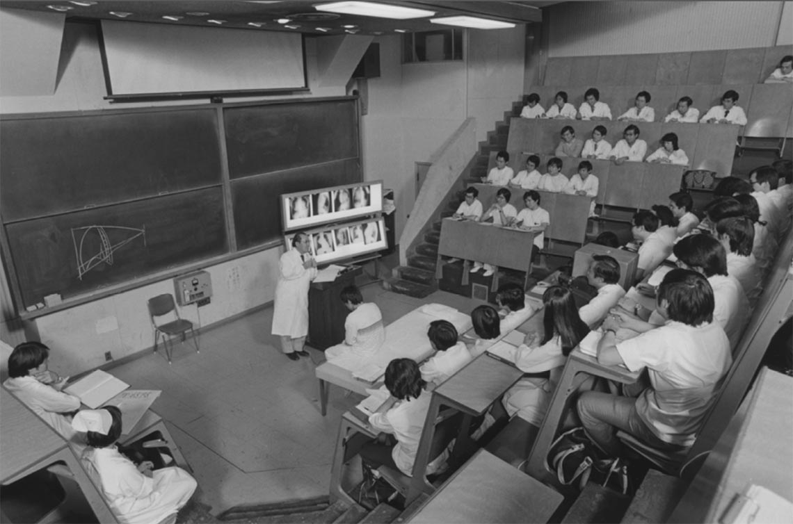 1985年（昭和60年）旧臨床講堂での外科講義