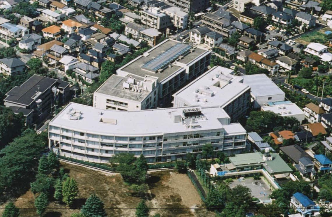 2002年（平成14年）烏山病院（手前の建物が入院棟）竣工