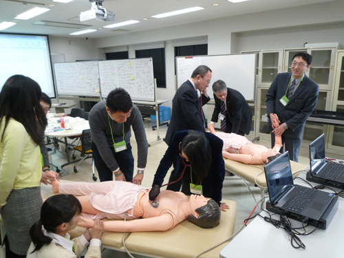 疾患シミュレーターに触れながらの意見交換