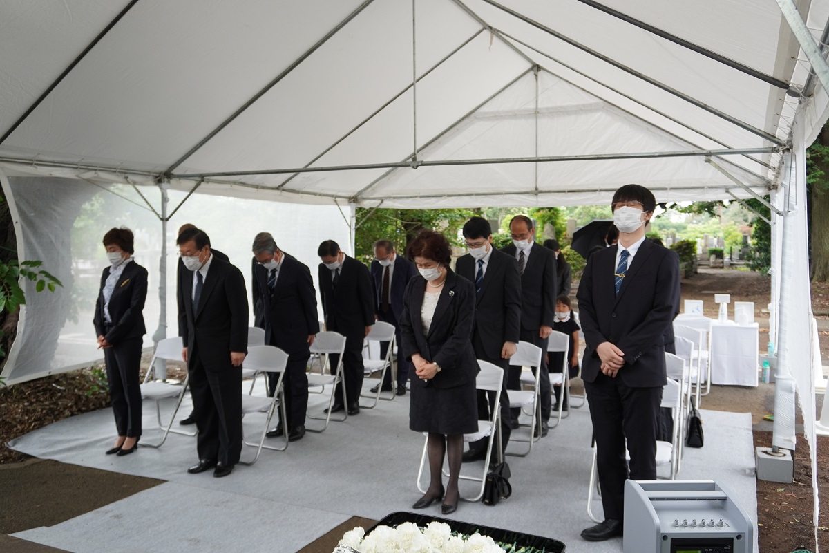 学祖祭_墓前報告（黙祷）