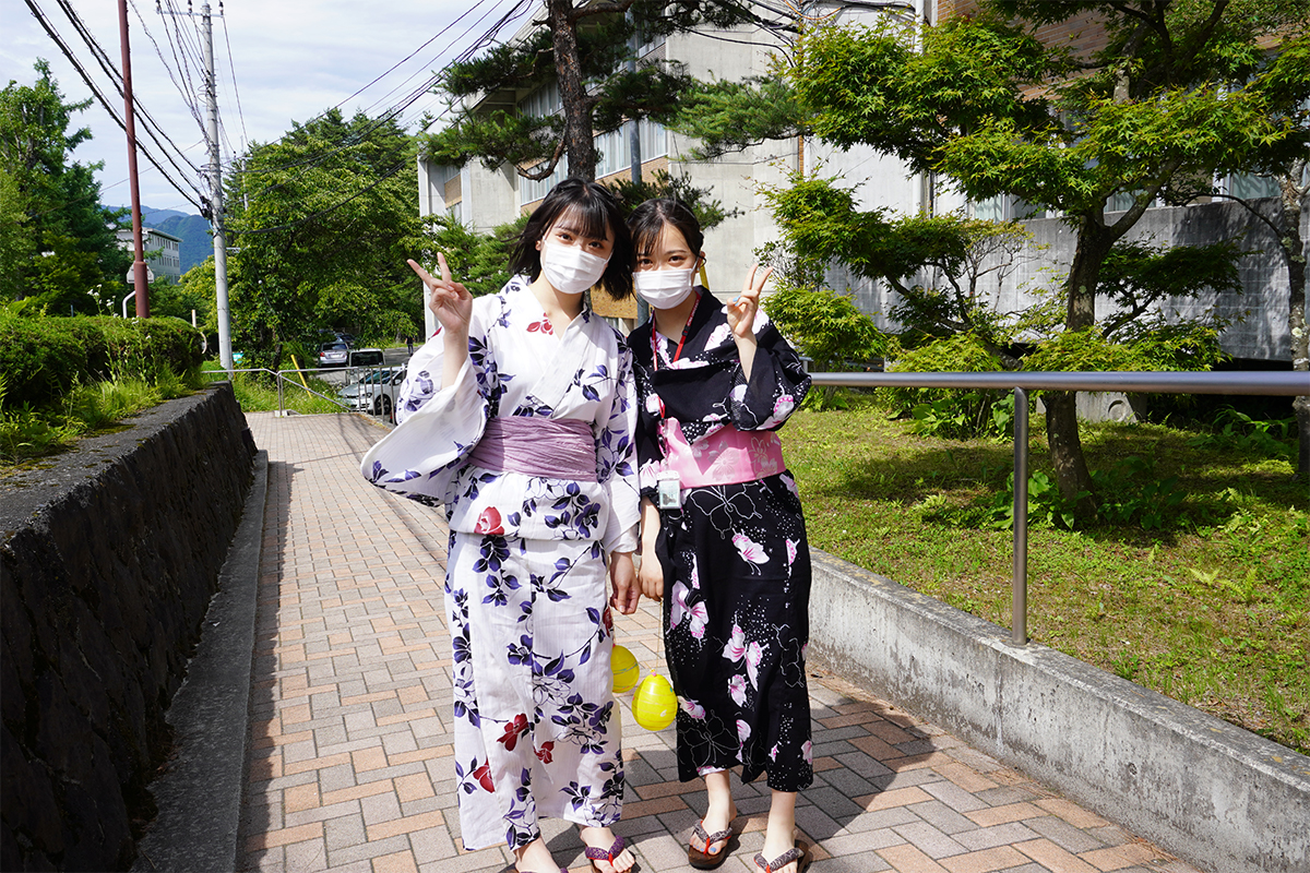 写真007:浴衣姿で楽しむ学生