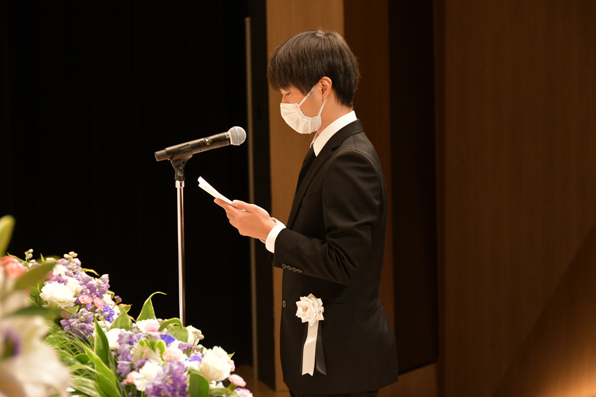 004:弔辞を述べる歯学部学生代表