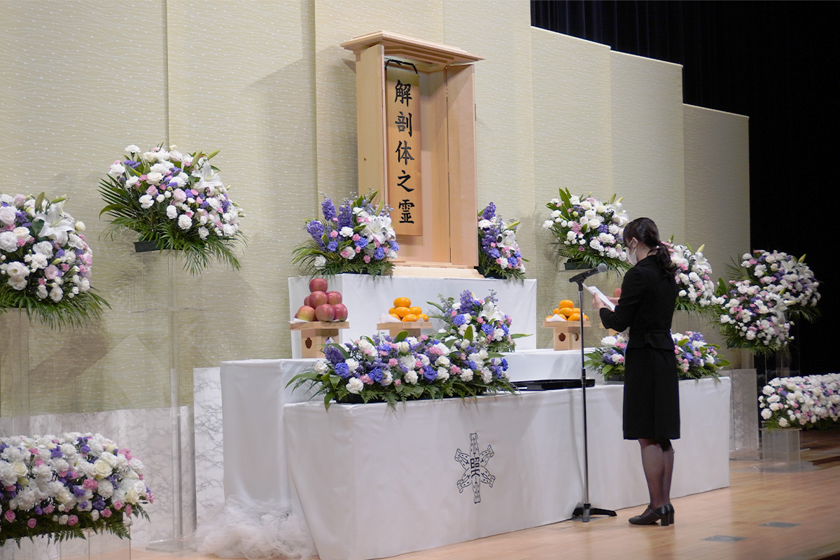 003:弔辞を述べる医学部学生代表