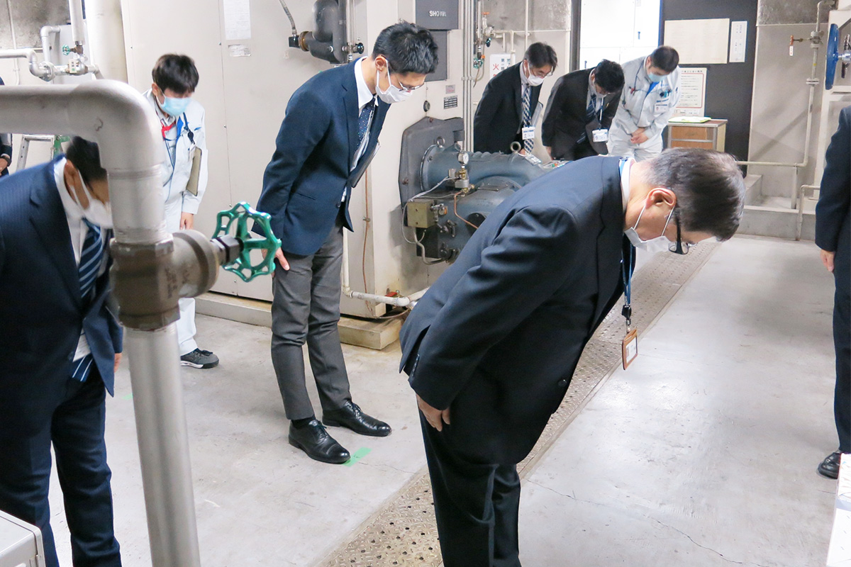 003：祭事の様子（参列者代表：小川良雄 総務担当理事）