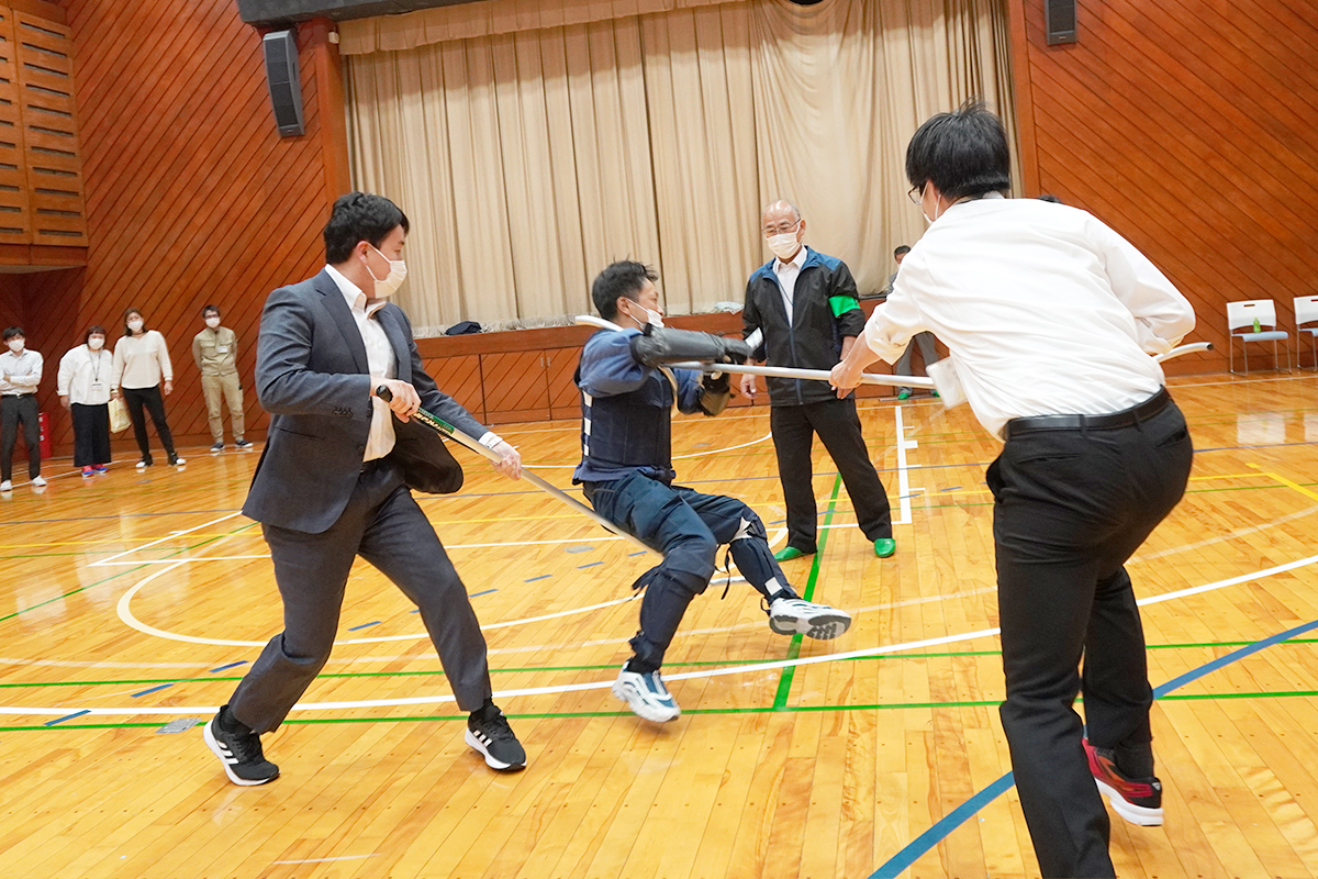 004_複数人で不審者と対峙する様子_DSC08661