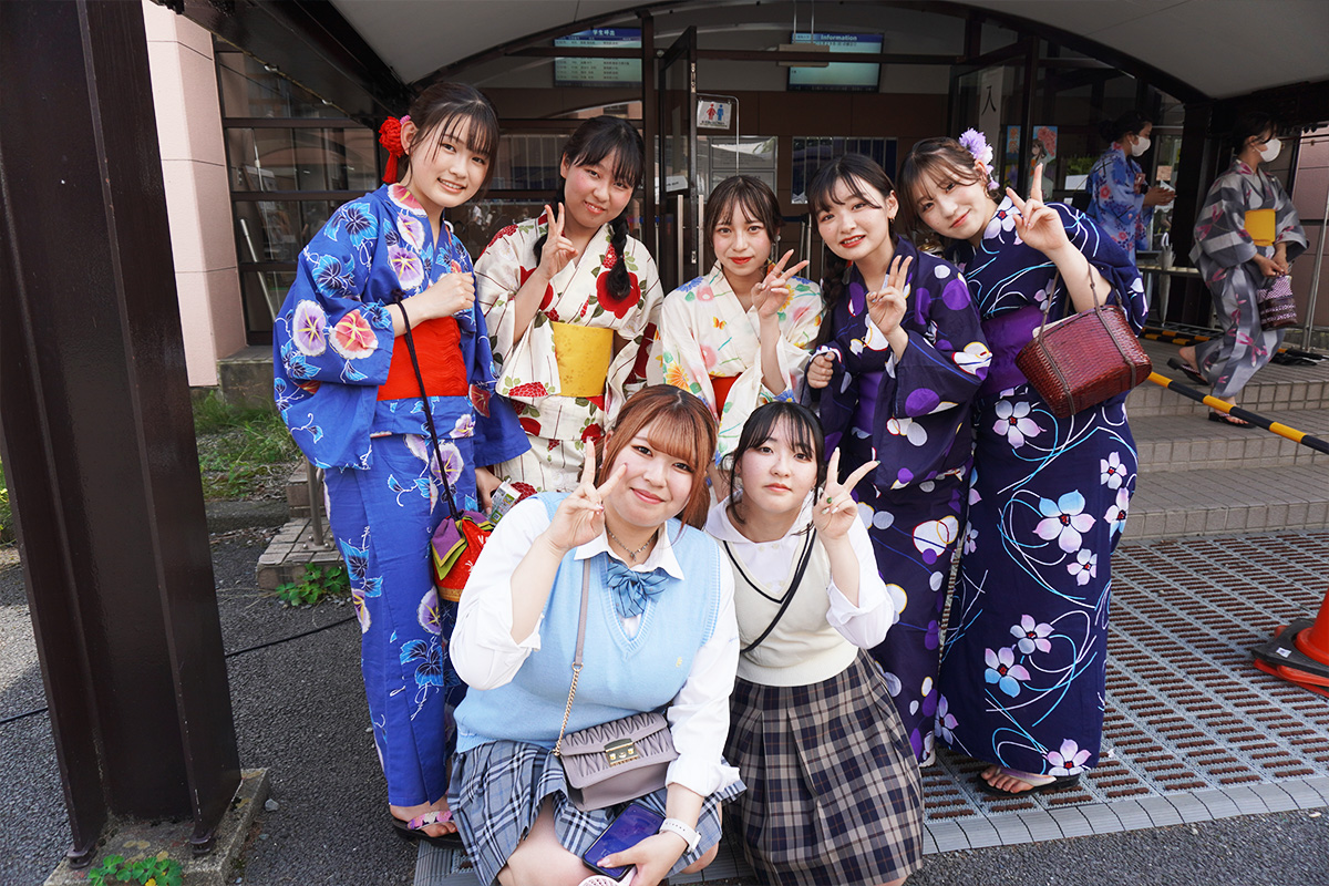 ⑩寮祭を楽しむ学生たち