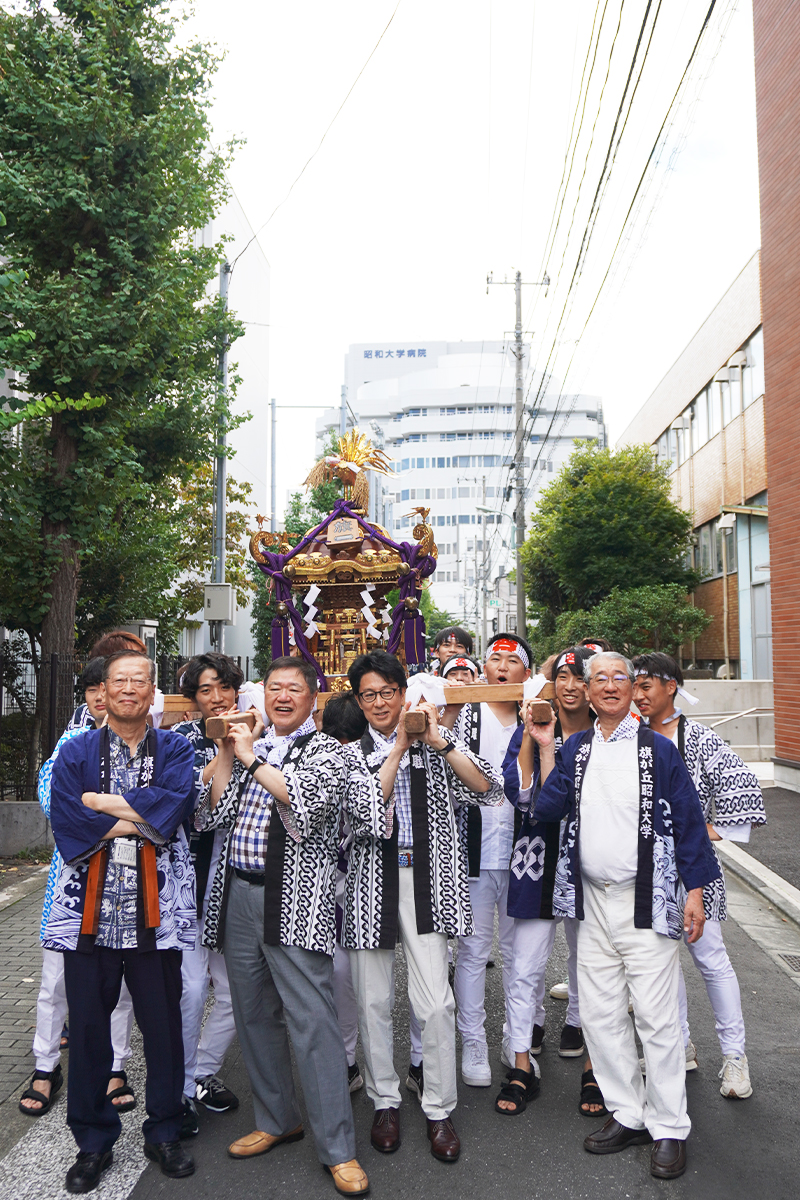 05教育研修棟前にて