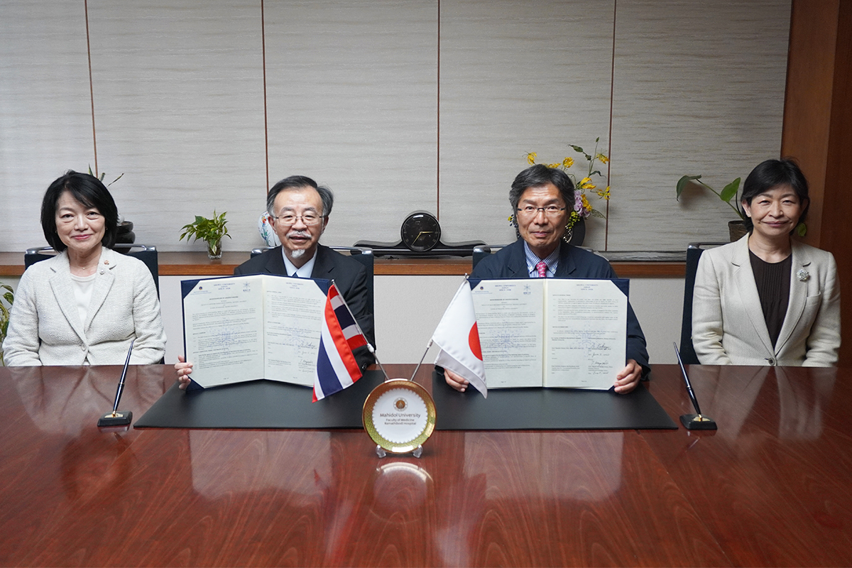 (左から)橋本国際交流センター副センター長、小風医学部長、宮﨑国際交流センター長、泉教授