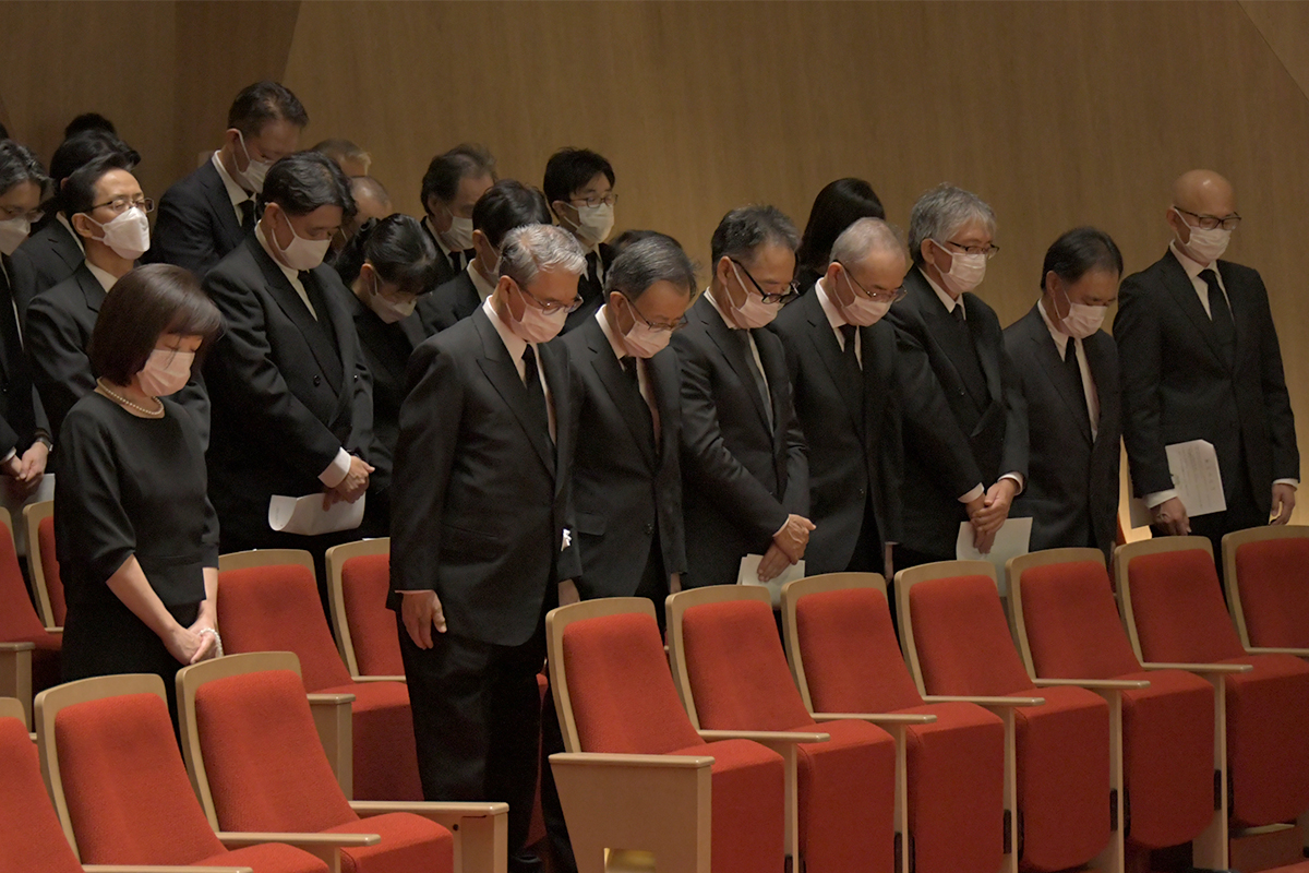 黙祷を捧げる参列者一同
