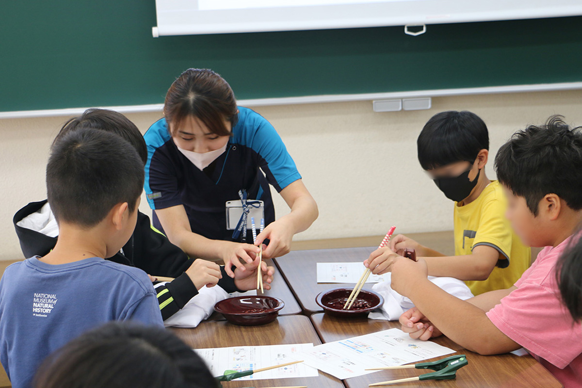 ⑥リハビリテーション学科作業療法学専攻実施の体験授業の様子_加工