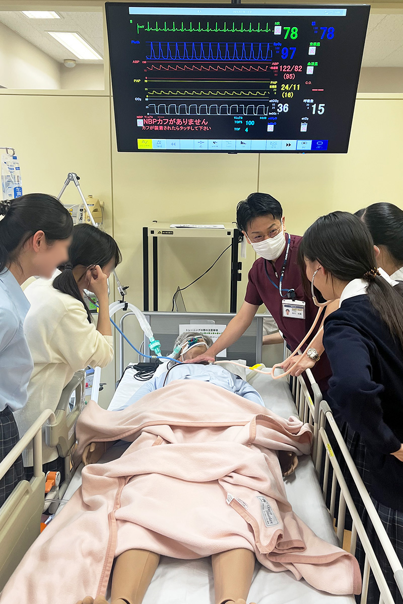 02人工呼吸器が装着された高機能シミュレータ_ぼかし