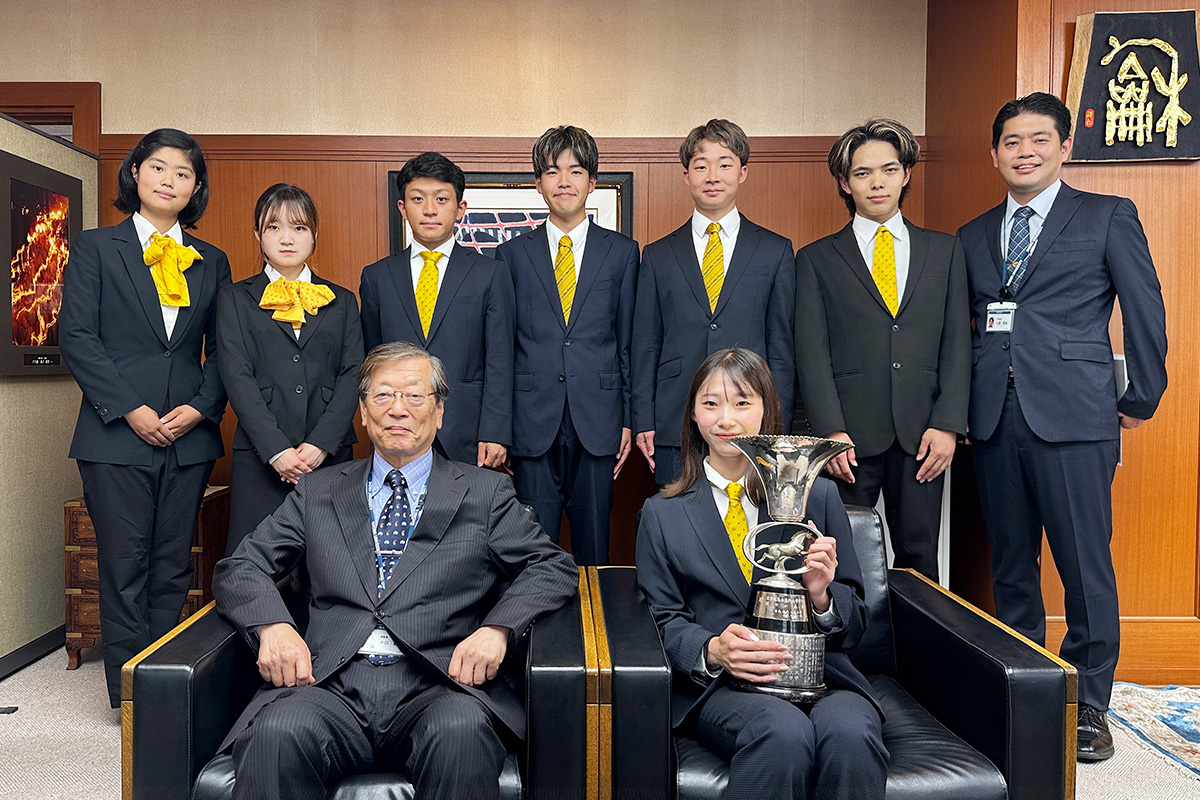 02_小口勝司馬術部名誉部長に優勝報告