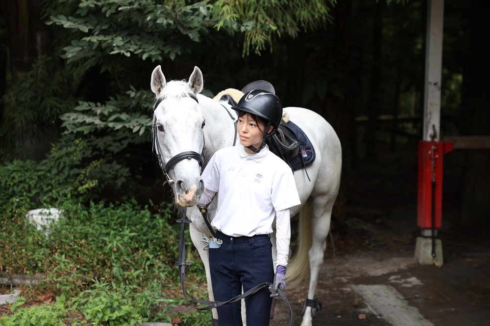 馬を引く学生