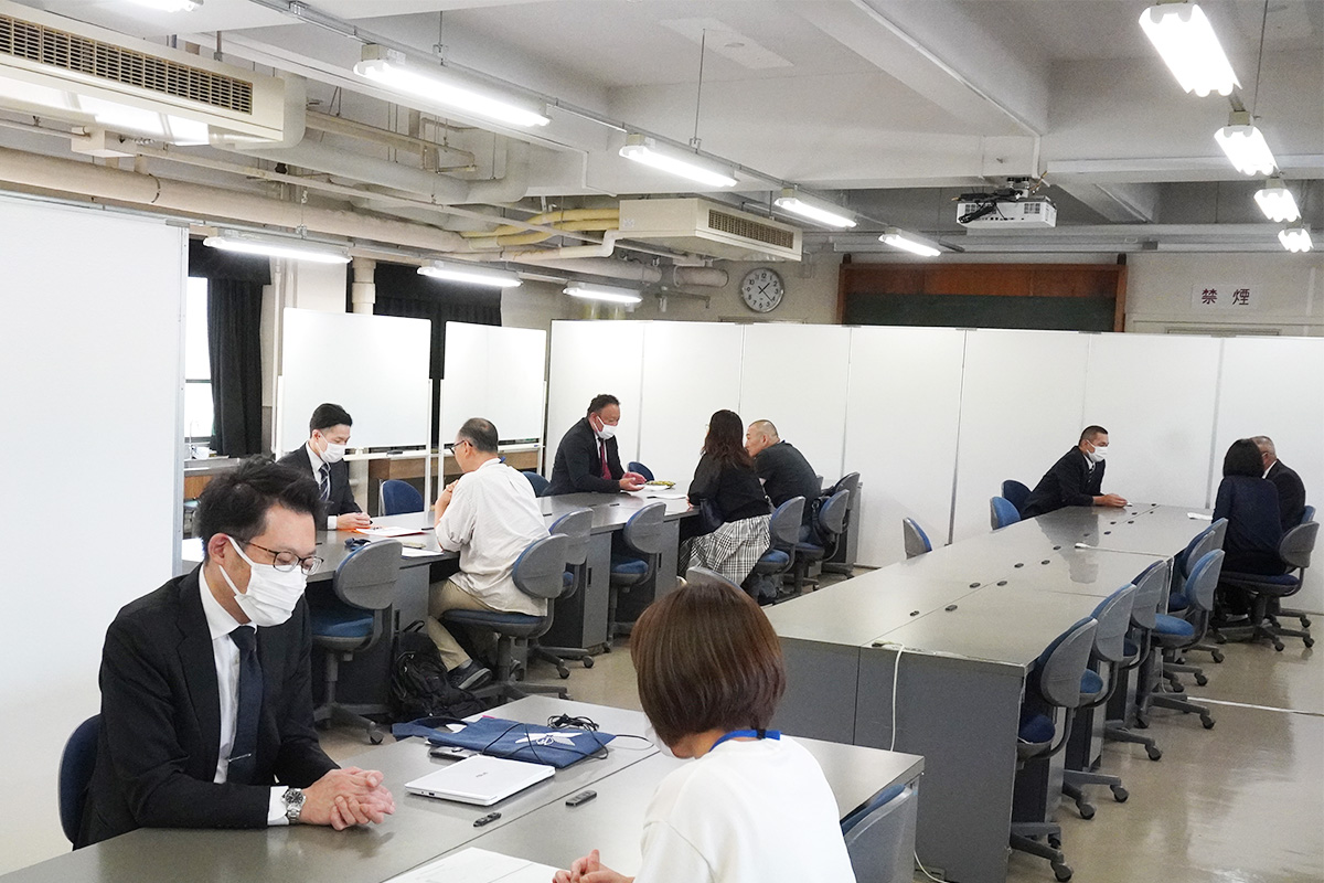 04_指導担任との個別面談の様子