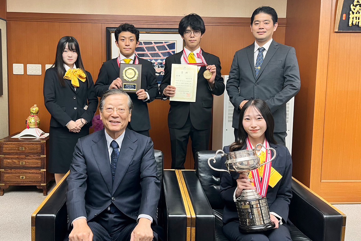 03_小口勝司名誉部長に優勝報告