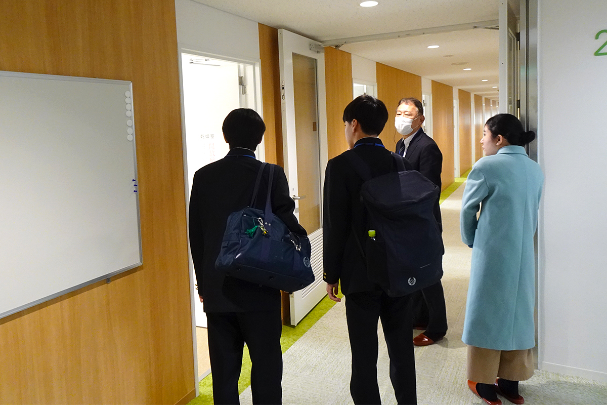 01：寮見学の様子