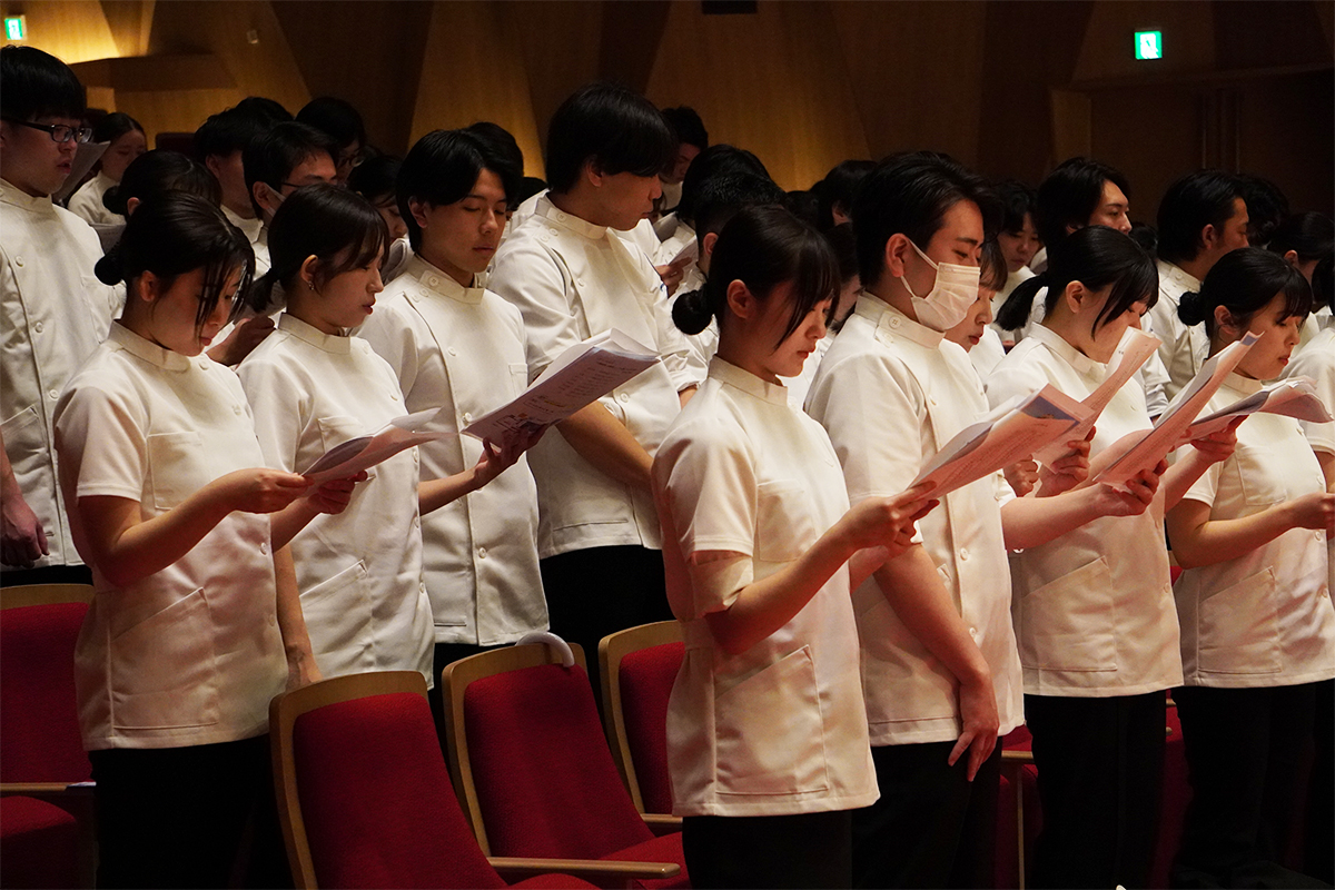昭和大学宣言を唱和する学生の姿