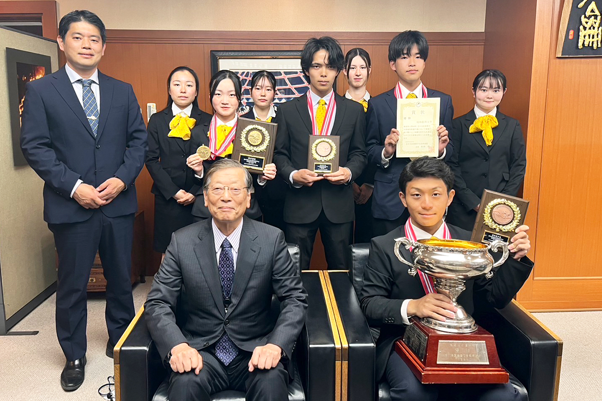 名誉部長に優勝報告(1200×800)