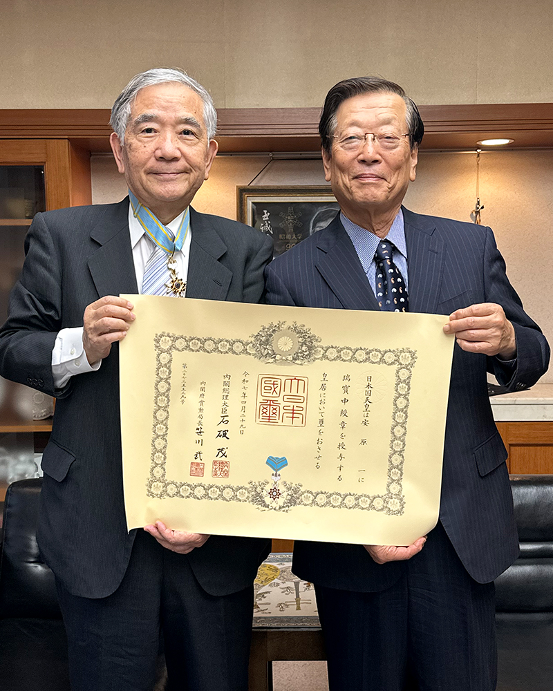 安原名誉教授(800×1000)