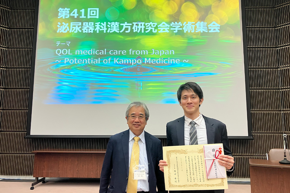 左から深貝隆志教授、玉岡容さん