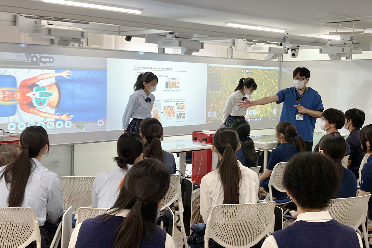 02_エピペンシミュレータ体験の様子