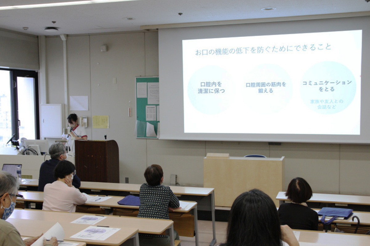 02_講演の様子（渡邉友梨歯科衛生士）