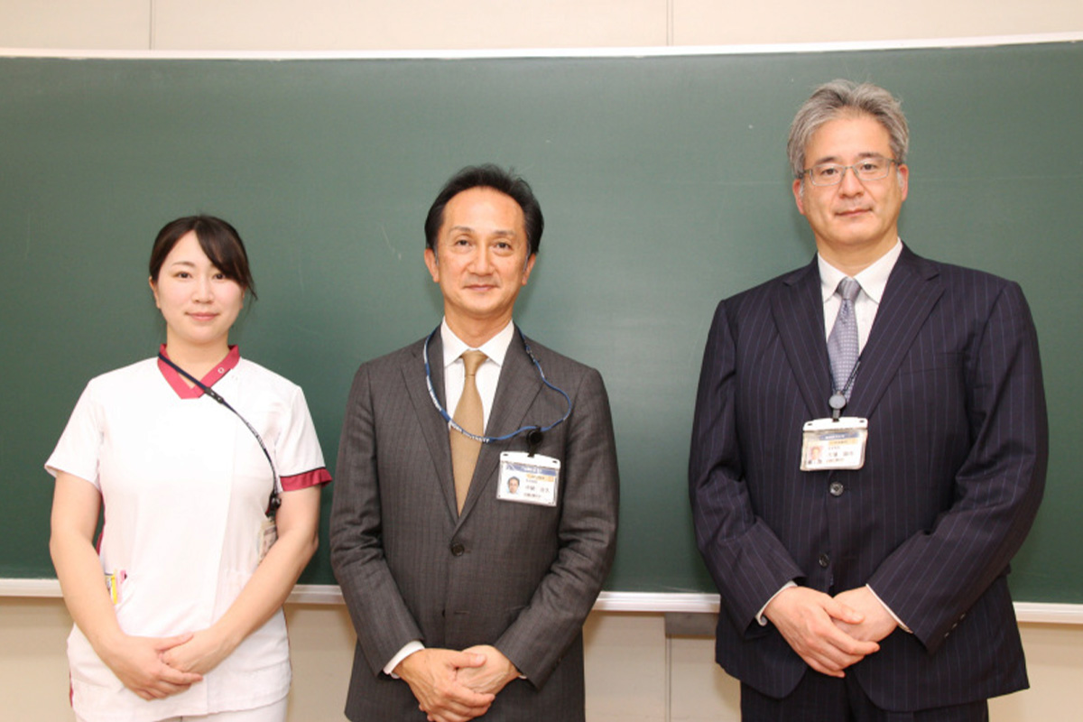 04_左から：渡邉友梨歯科衛生士、中納治久教授、大場誠悟教授