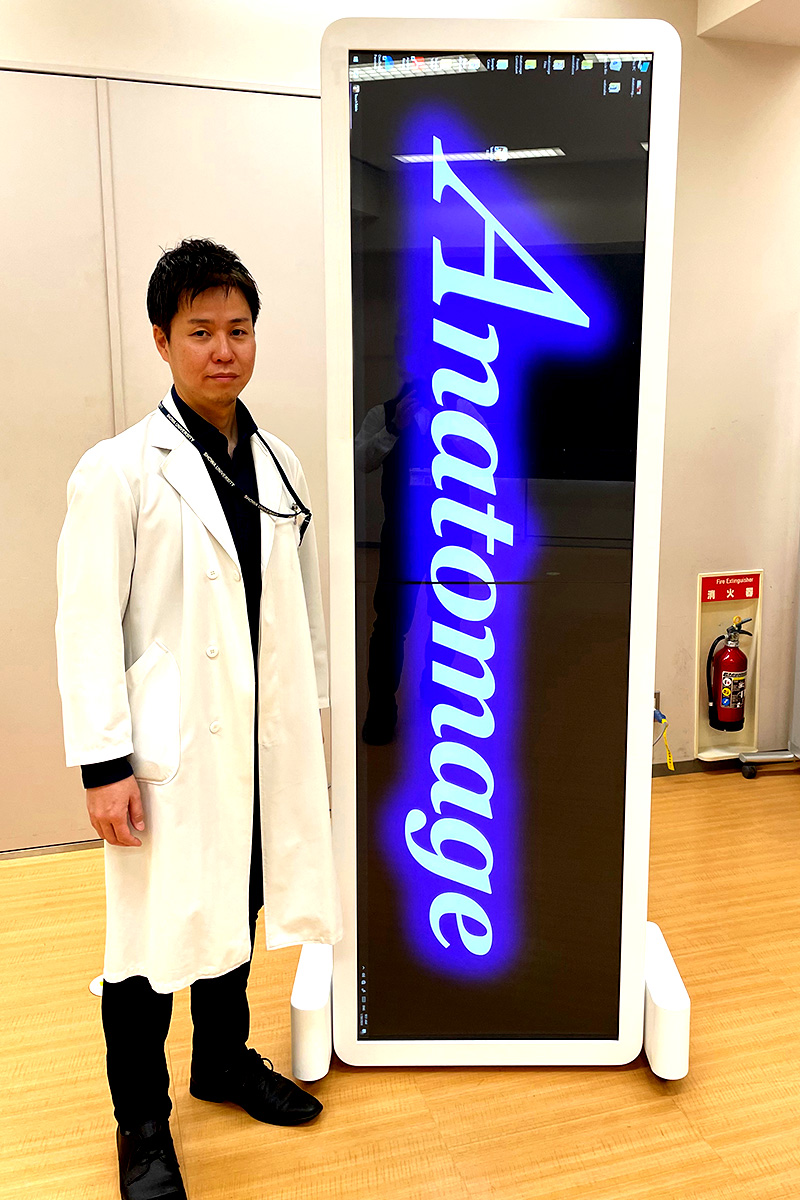 吉川輝准教授が最先端の仮想解剖実習台「Anatomage Table」を用いた