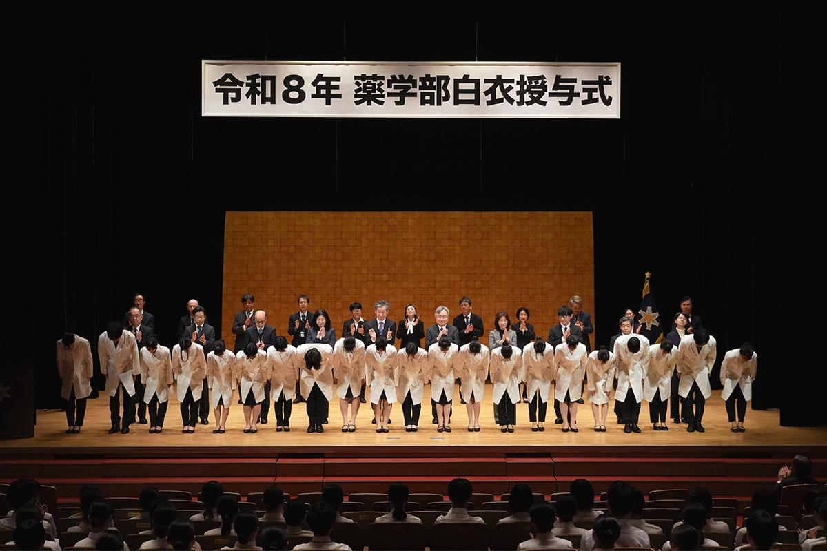 白衣授与（1200×800）