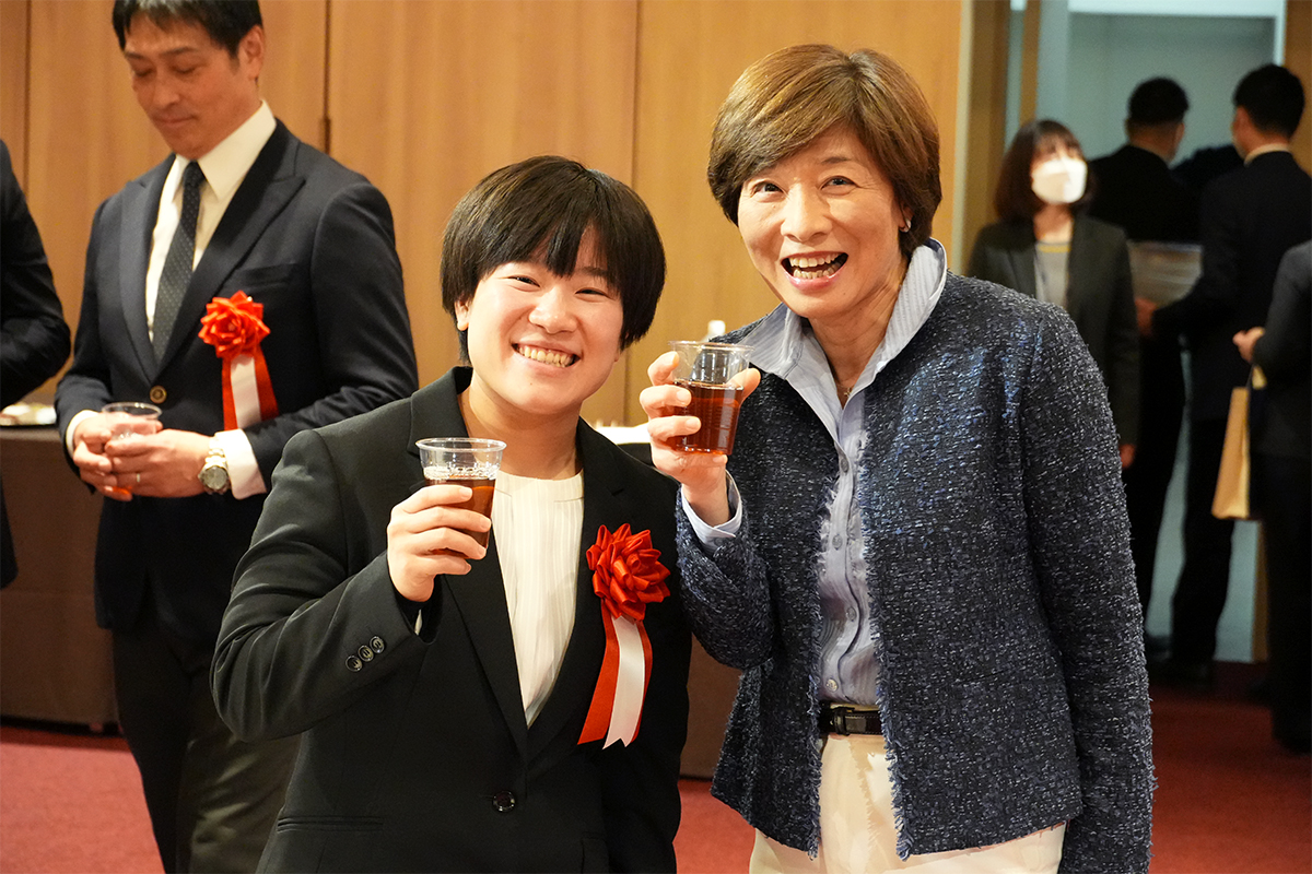 乾杯：上條由美学長