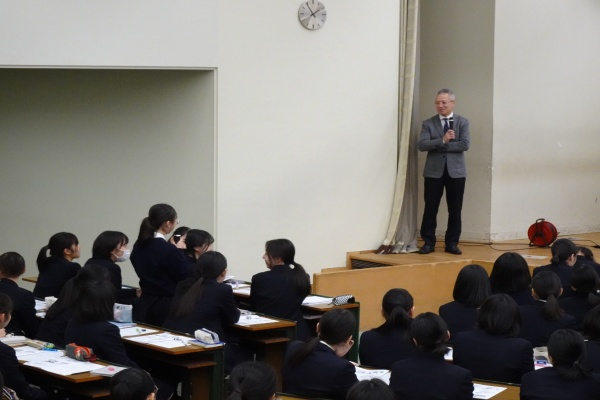 昭和女子大学附属昭和中学校 高等学校にて薬学部沼澤教授が 医療系学部における新たな研究と医薬品開発 医療人が育む医薬品 の講演会を行いました 昭和大学