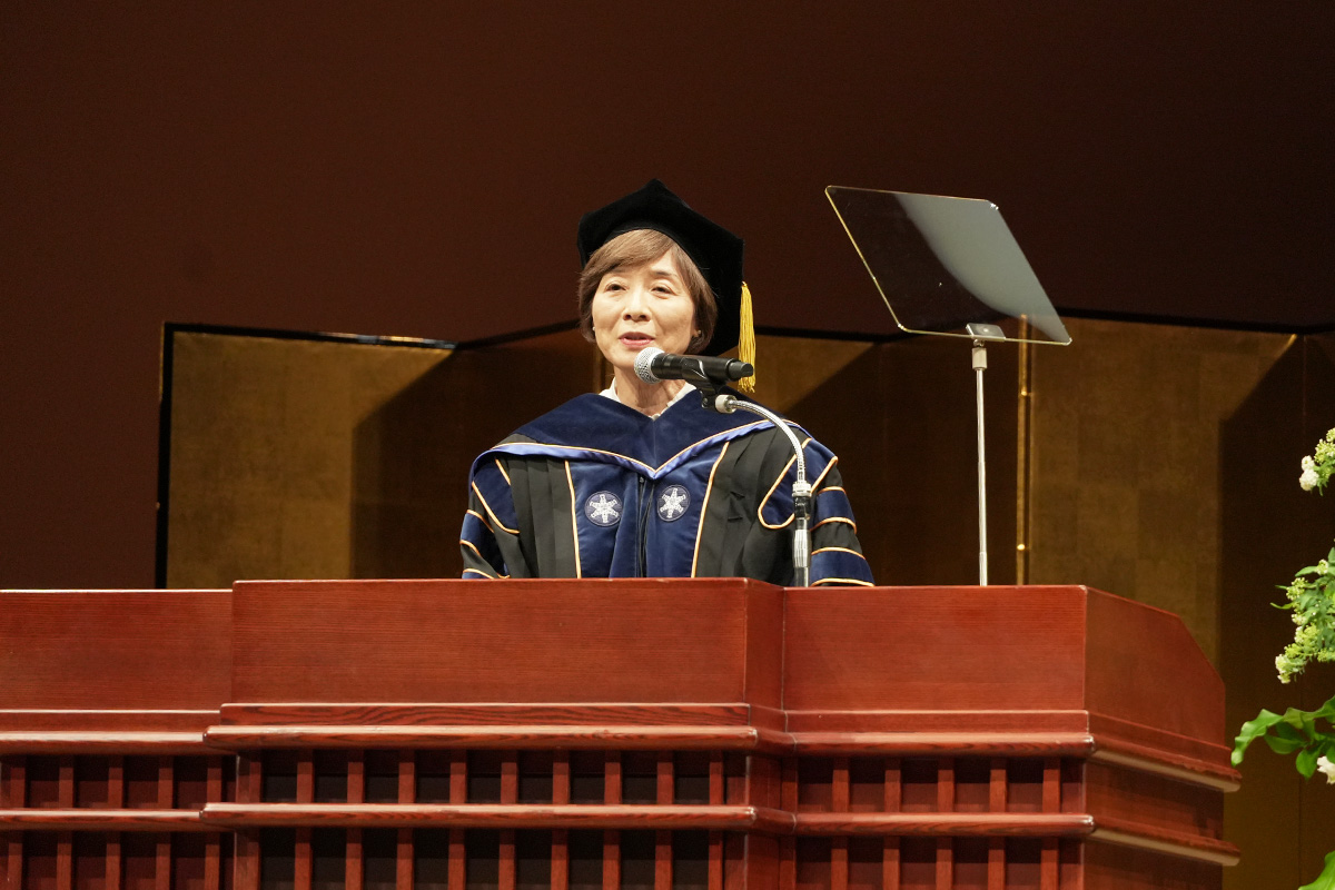 01_告辞を述べる上條由美学長