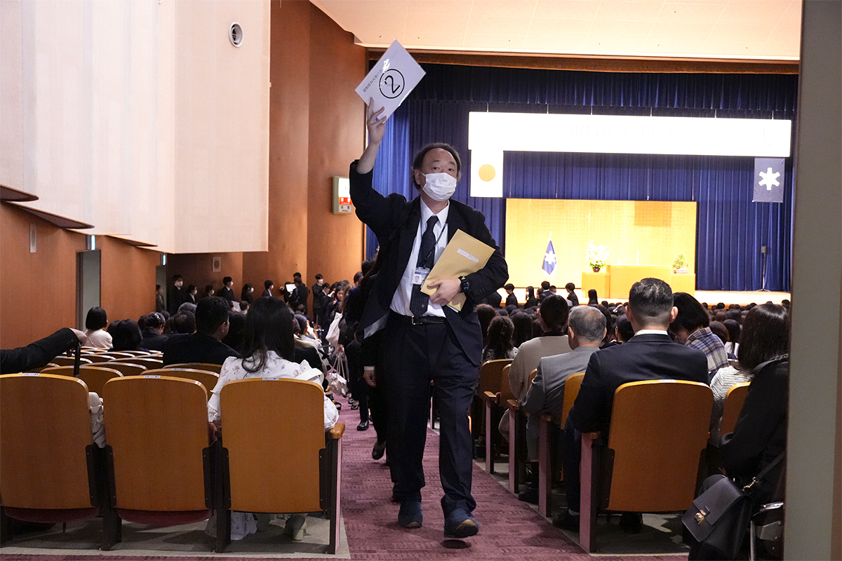 11_富士吉田行きのバスに向かう新入生