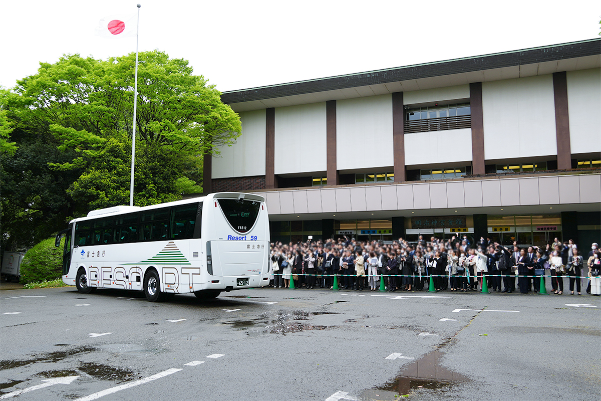 14_富士吉田行きのバスを見送る保護者