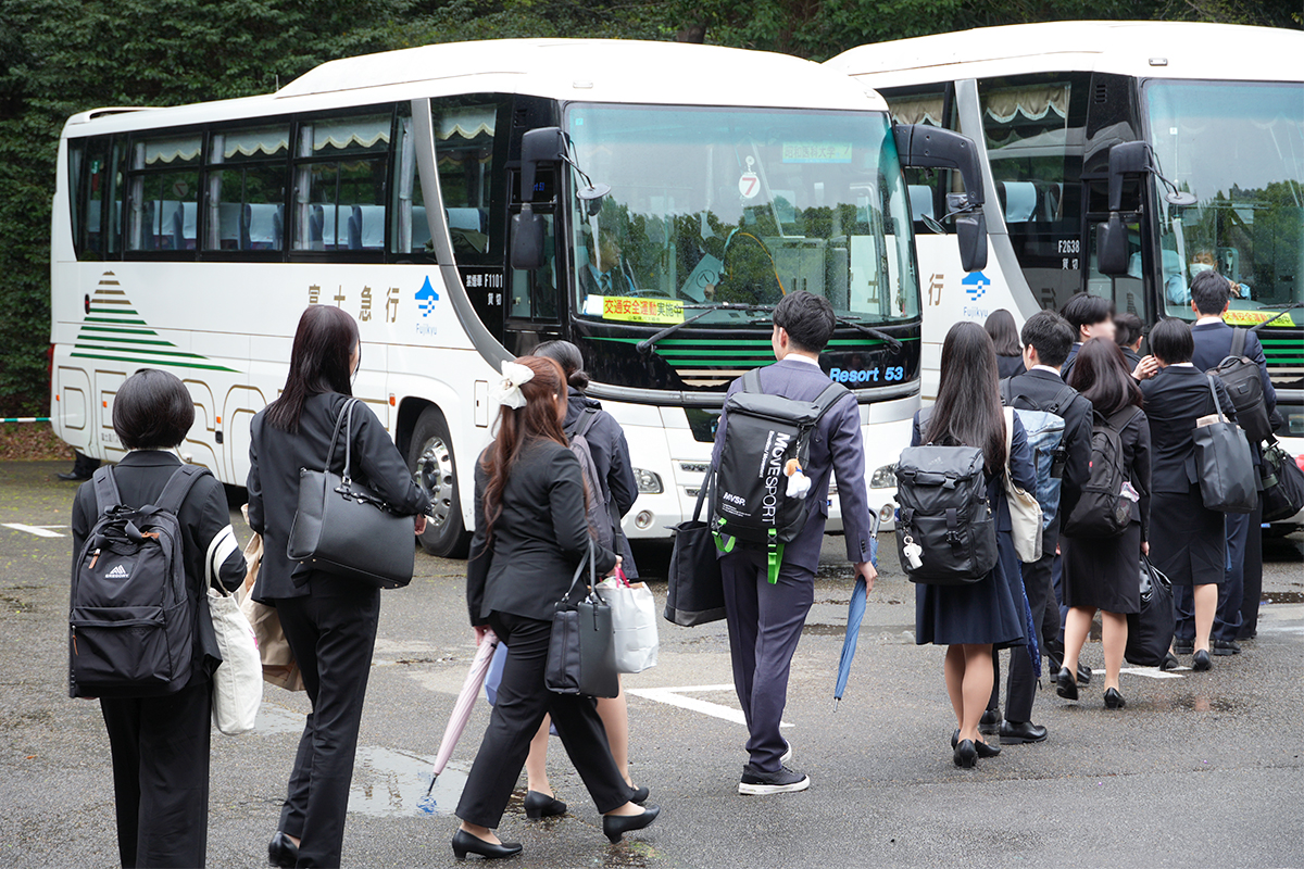 12_富士吉田行きのバスに向かう新入生