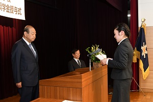 東日本大震災被災地入学者のための奨学金授与式を挙行06