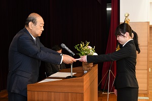 東日本大震災被災地入学者のための奨学金授与式を挙行03