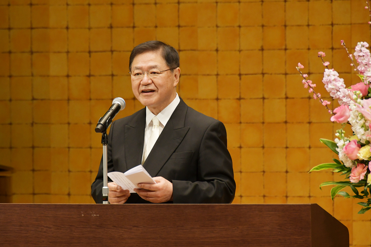 告辞を述べる小川良雄学校長