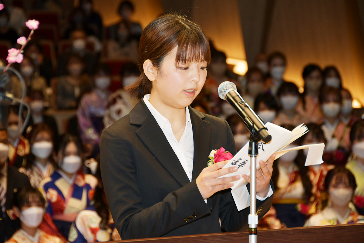 答辞を述べる卒業生