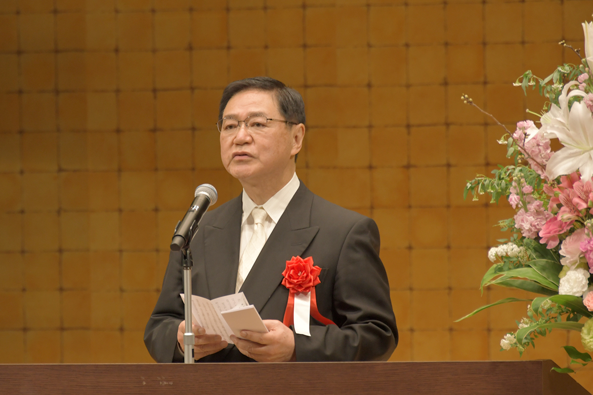 告辞を述べる小川良雄学校長