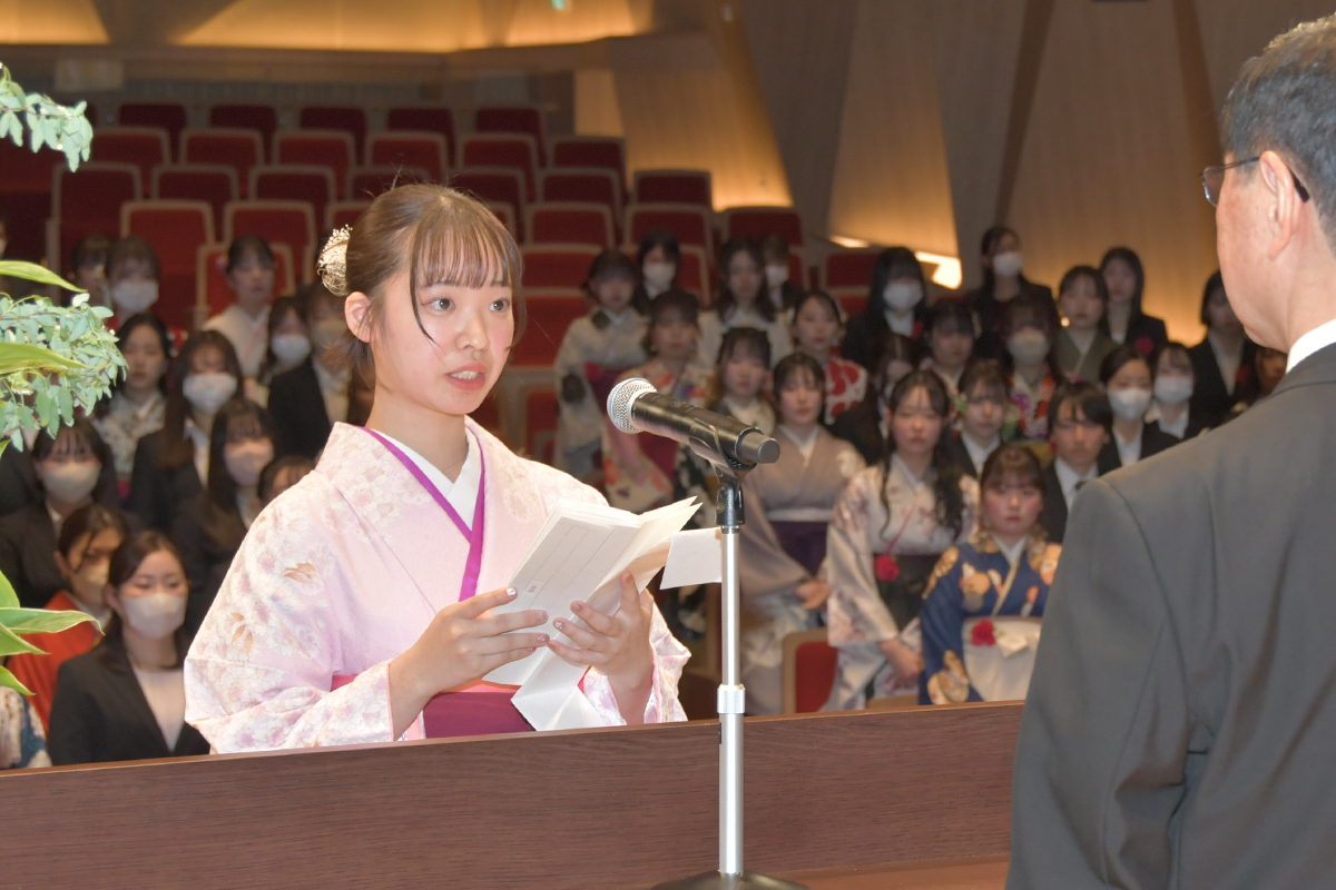 答辞を述べる卒業生
